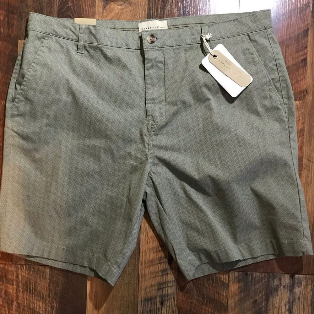 Across the pond Mens Shorts SZ 38 pockets cotton green print New with tags